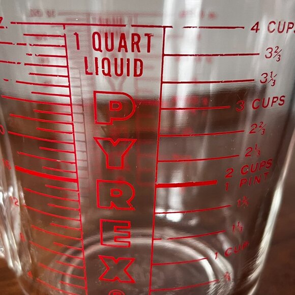 Pyrex Vintage Liquid Measuring Cup 1 Quart / 4 Cup #532 D-Handle Made in USA - Picture 4 of 14